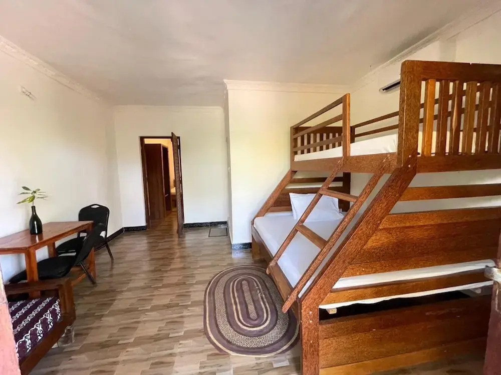 zanzllywood hotel and apartments