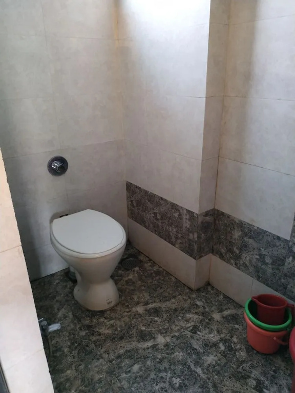 Iroomz Hotel Gananjaya - Hostel