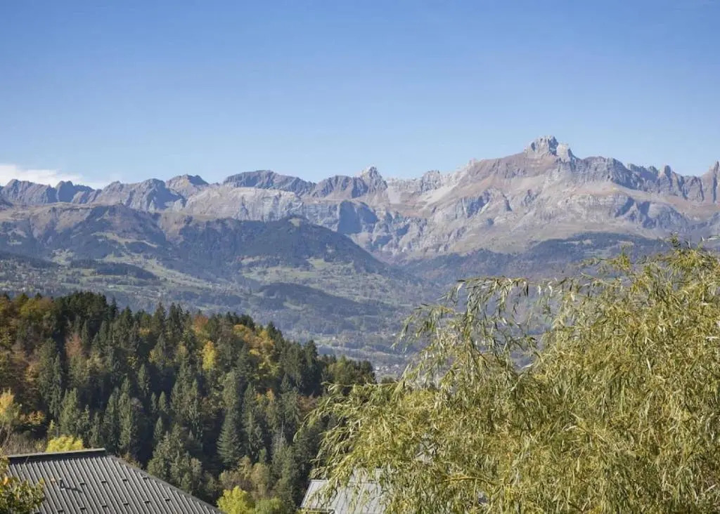 Luxury 2 bed apartment, central location with mountain views