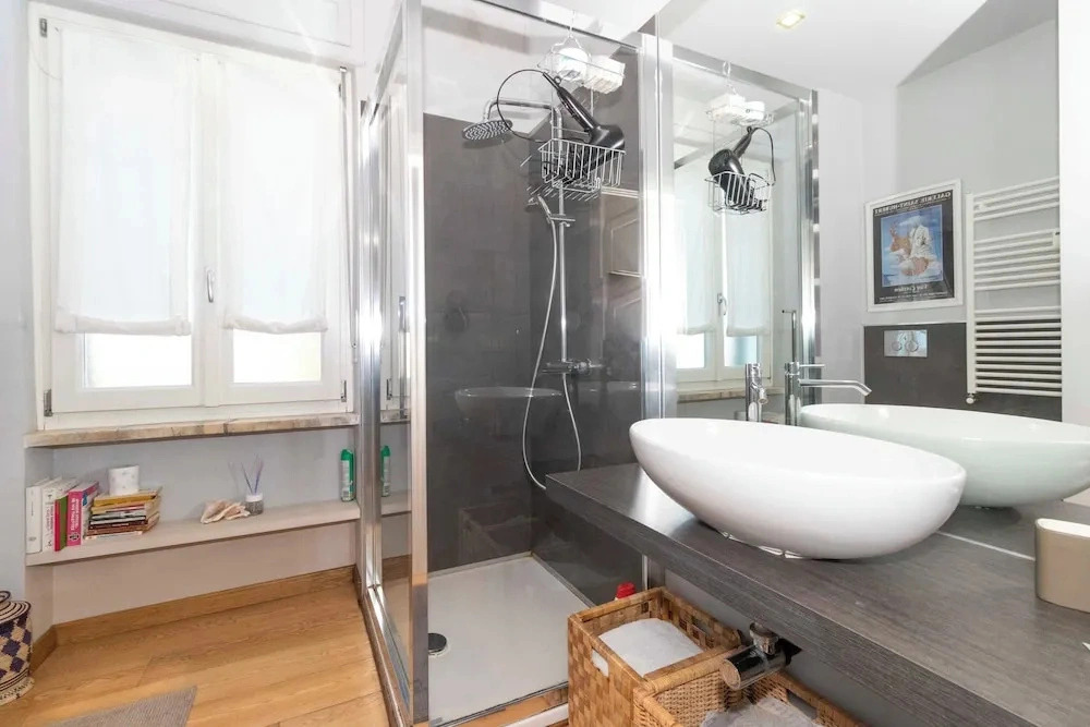 Guesthost - Charming Apt With Parking!