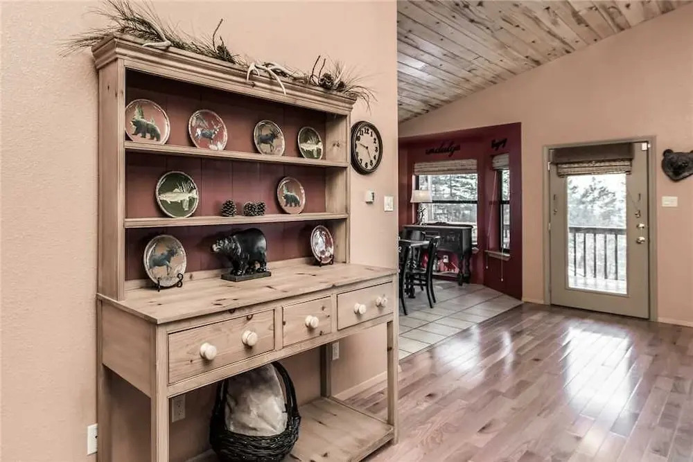 Bear Butte Lodge - Three Bedroom Cabin with Hot Tub