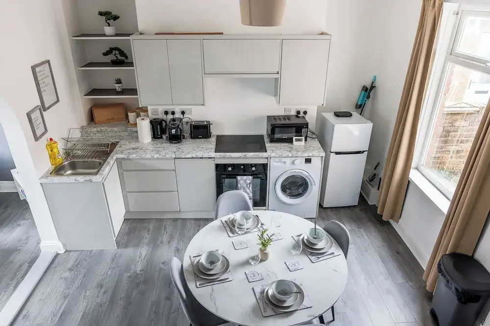 3 Bed House - Sleeps 5 - Parking - Wifi