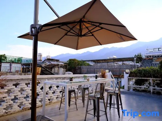 Half-circle coffee hostel