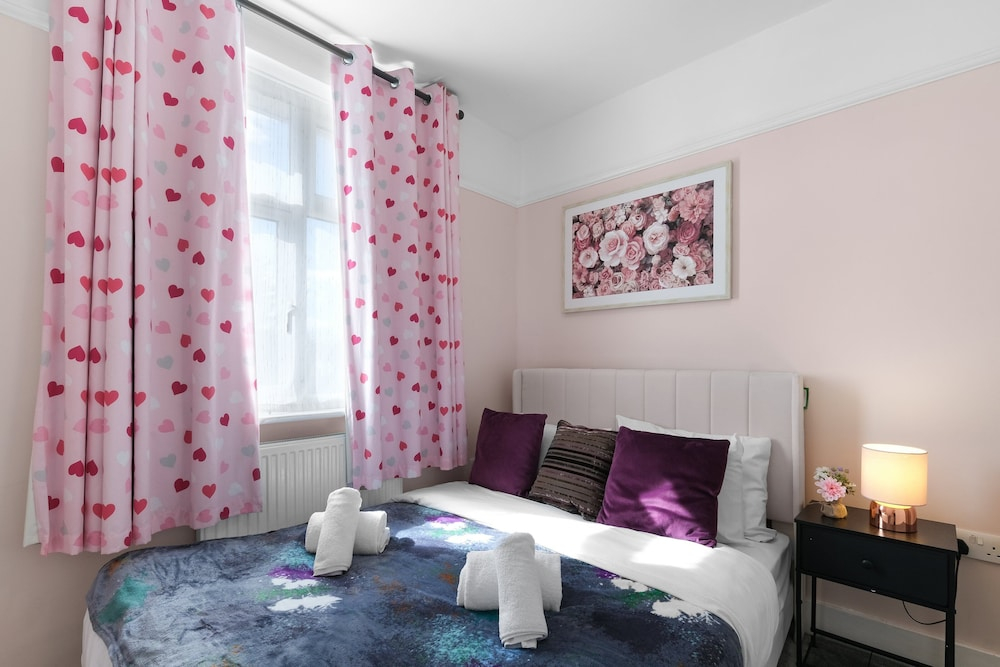 Spacious 5 Bedroom Family Home in Harrow