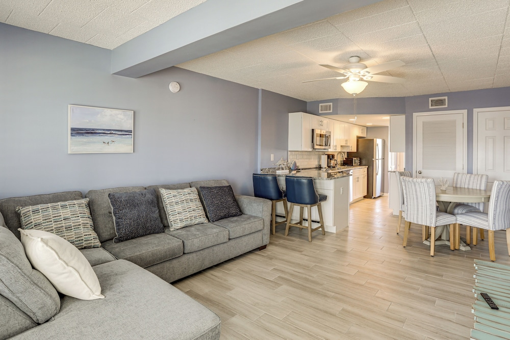 Oceanside Retreat in Mantoloking: Walk to Beach!
