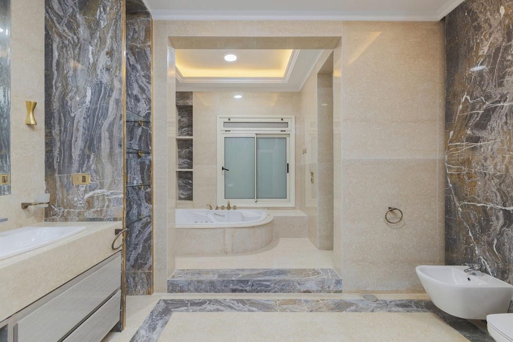 ALSAWAH Grand Palace at Sheikh Zayed - 6BR, Pool & Private Garden