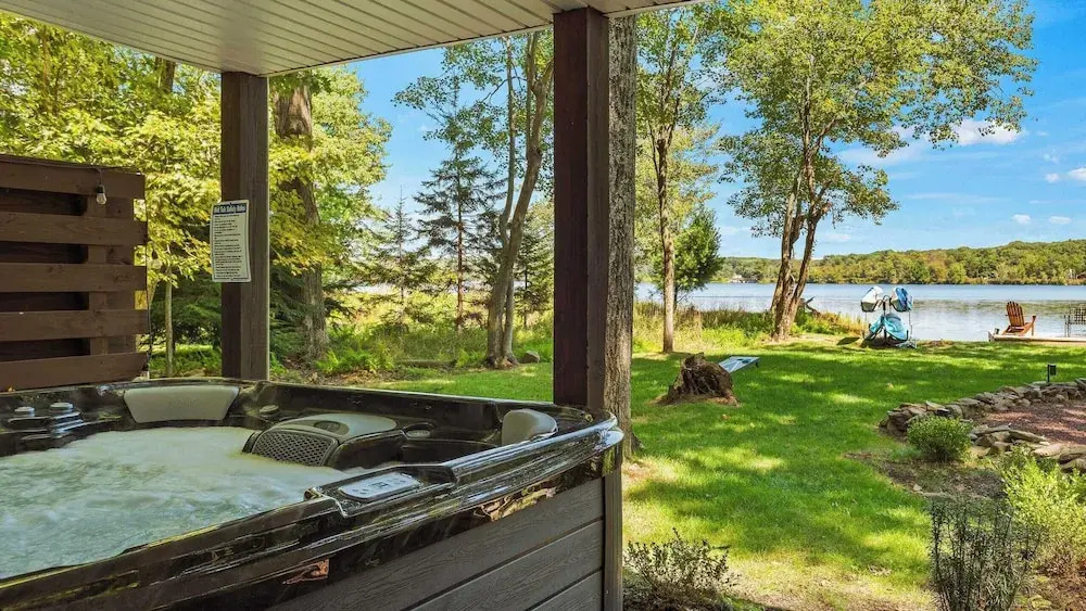 Lake Daze by Avantstay Lakefront w/ Modern Interior, Enclosed Porch & Hot Tub