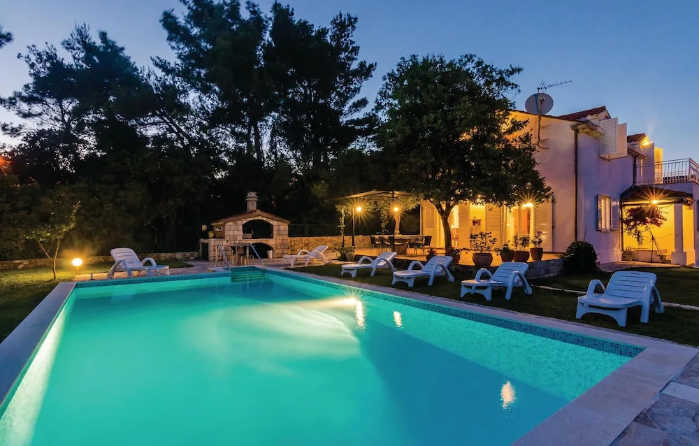 Lovely Home In Mocici