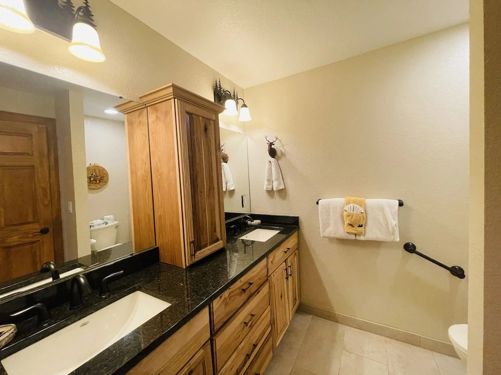 Bear-a-dise E.v. Reg #3432 4 Bedrooms 3.5 Bathrooms Cabin