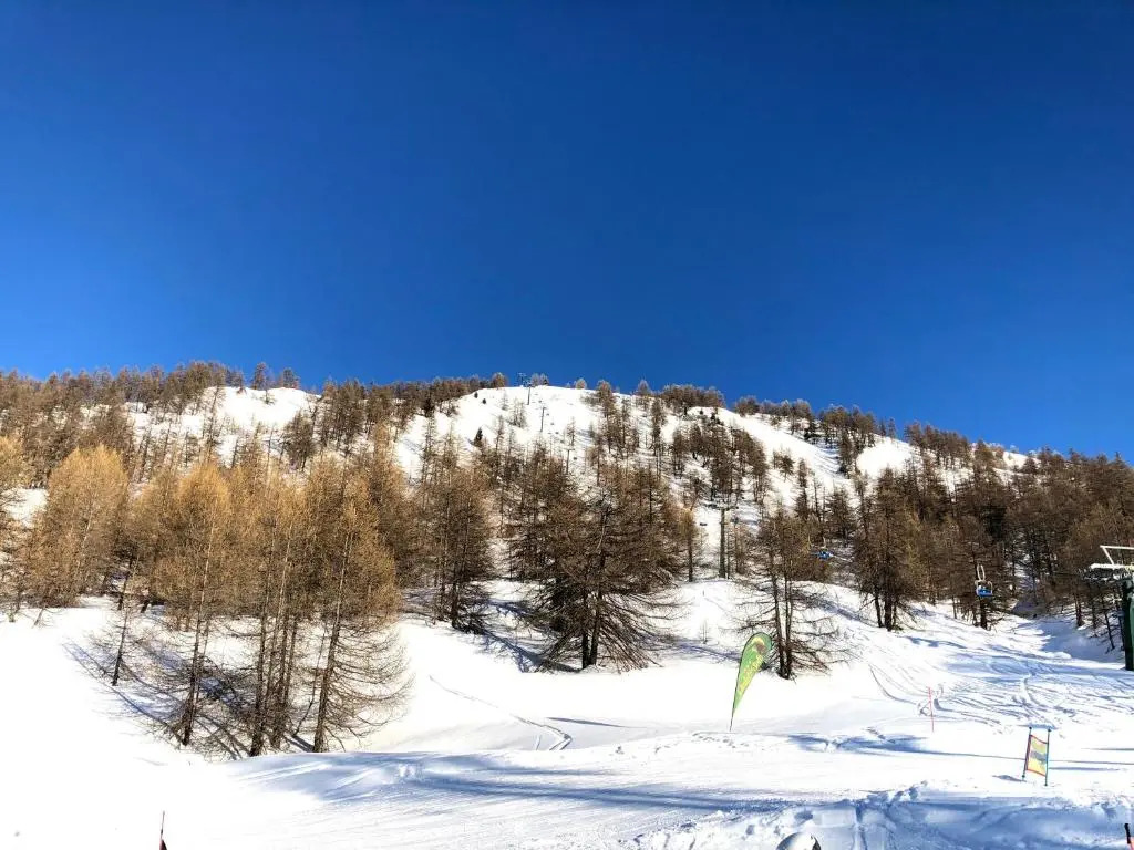 Clotes apartment, 50m from slopes - sleeps 8, 2 bath - Sauze Holiday