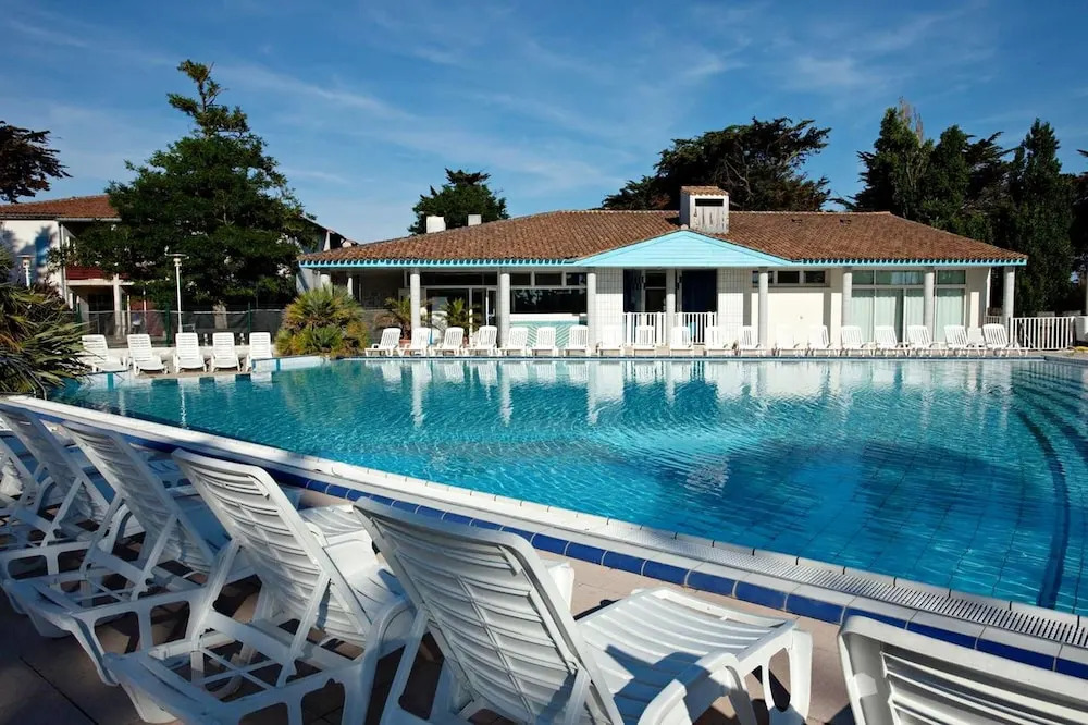 Property With 3 Bedrooms in Sainte-marie-de-ré, With Shared Pool, Furnished Garden and Wifi - 300 m From the Beach