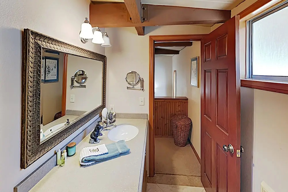 Cozy W/ Fireplace, Minutes To Skiing! 2 Bedroom Cabin