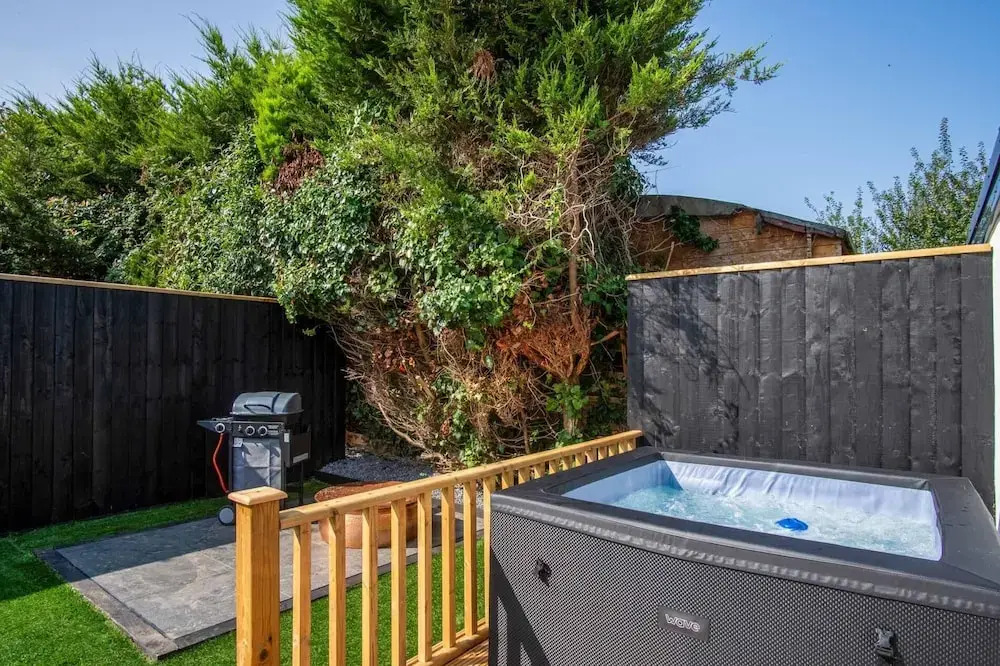 Cedars Lodge - Hot Tub - Penally - Tenby