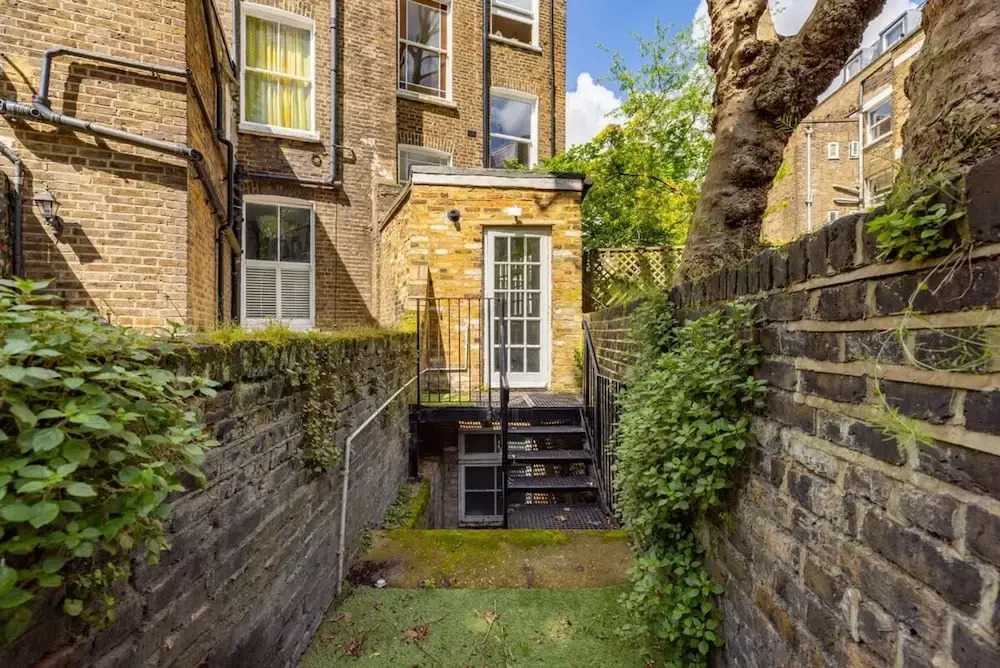 Spacious Apartment With Office Rear Terrace