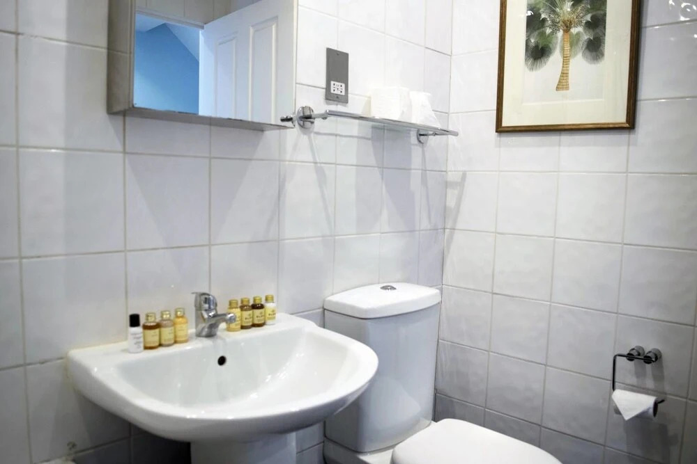 Trendy 2BR Home in Heart of Chiswick, 4 Guests!
