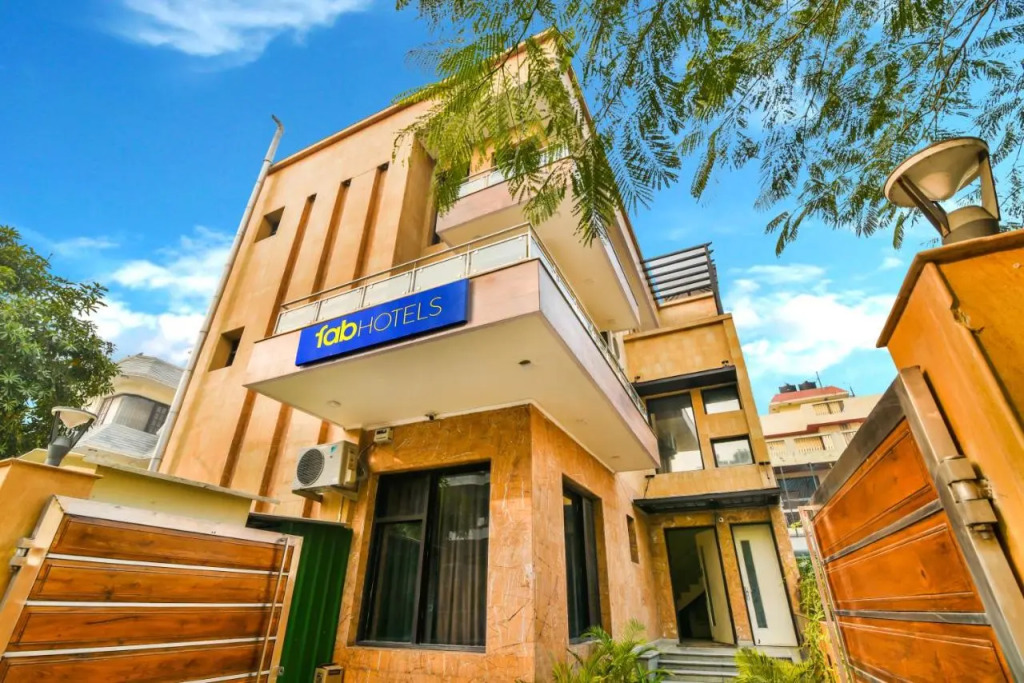 FabHotel Rallkmas - DLF Phase 2 & MG Road Metro