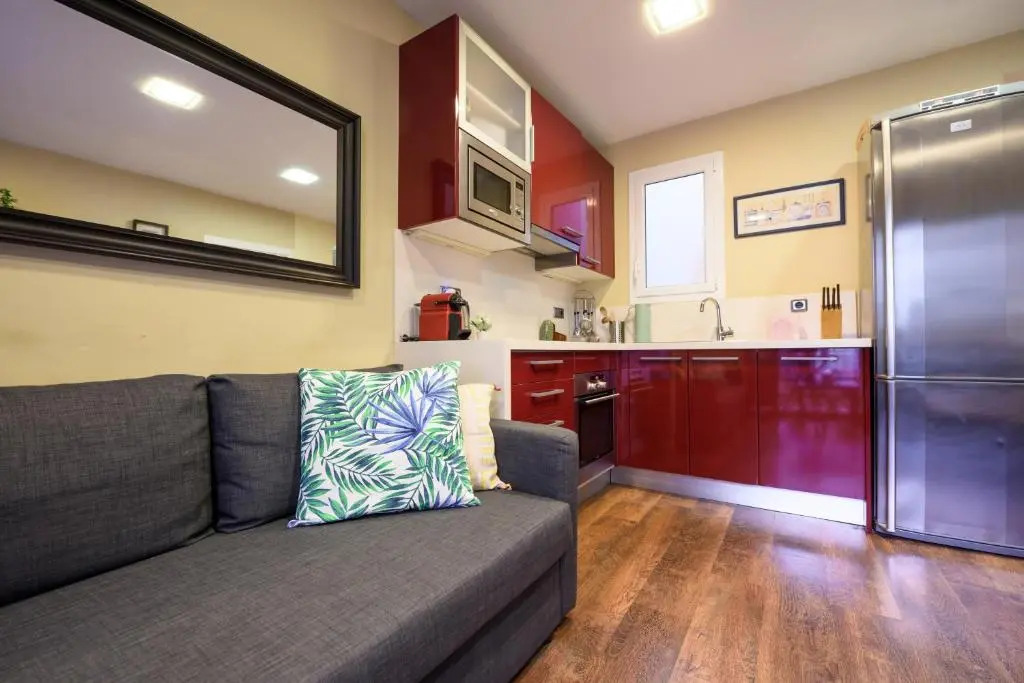 RamblasRentals Cozy Renovated 2BR with Balcony Lift 20M Rambla - Parking - Wifi