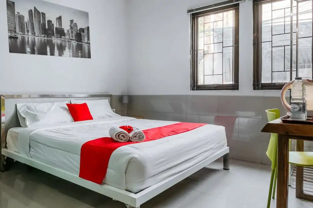 RedDoorz Plus near Mall Taman Anggrek 2