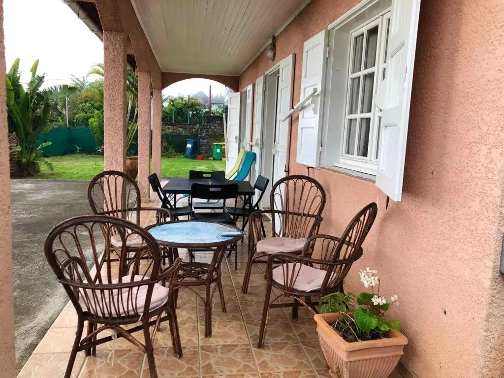Maison de 4 chambres avec vue sur la mer jardin clos et wifi a Saint Leu