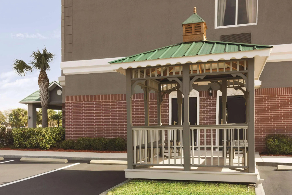 Country Inn & Suites by Radisson, St Petersburg - Clearwater, FL