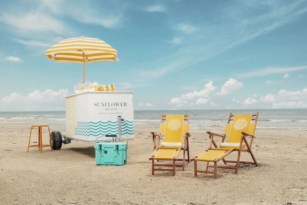 Spacious 4br/3ba W/ 2 Pools & Boardwalk To Beach 4 Bedroom Home