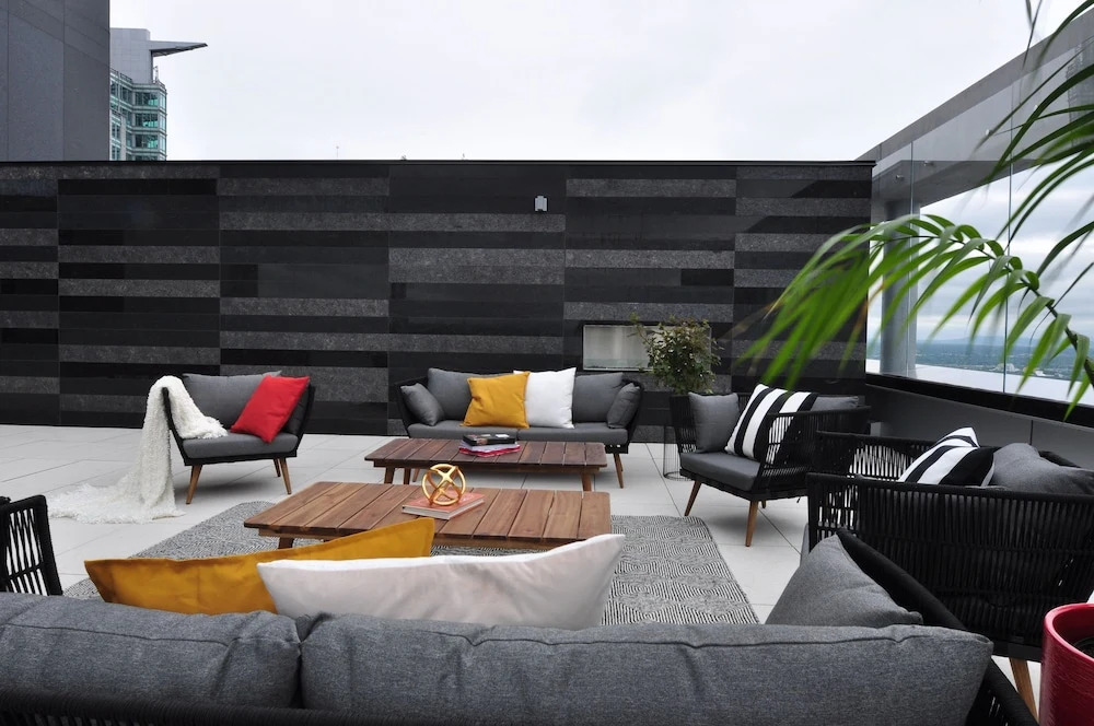 Tour des Canadiens Penthouse by Hometrotting