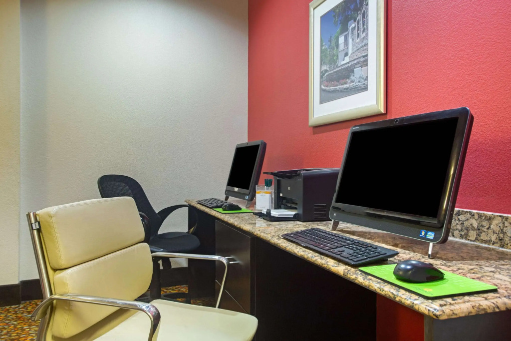 La Quinta Inn & Suites by Wyndham Pearsall