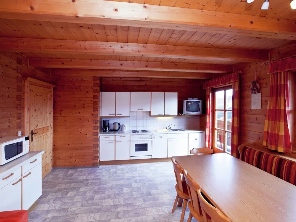 Farmhouse: Alpine Retreat With Mountain Views
