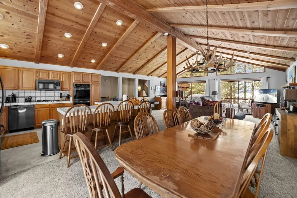 4 Bedroom Home with Hot Tubnd Ski Access by RedAwning