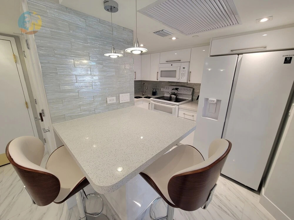 Alexander 611 3 Bedroom Apts by RedAwning