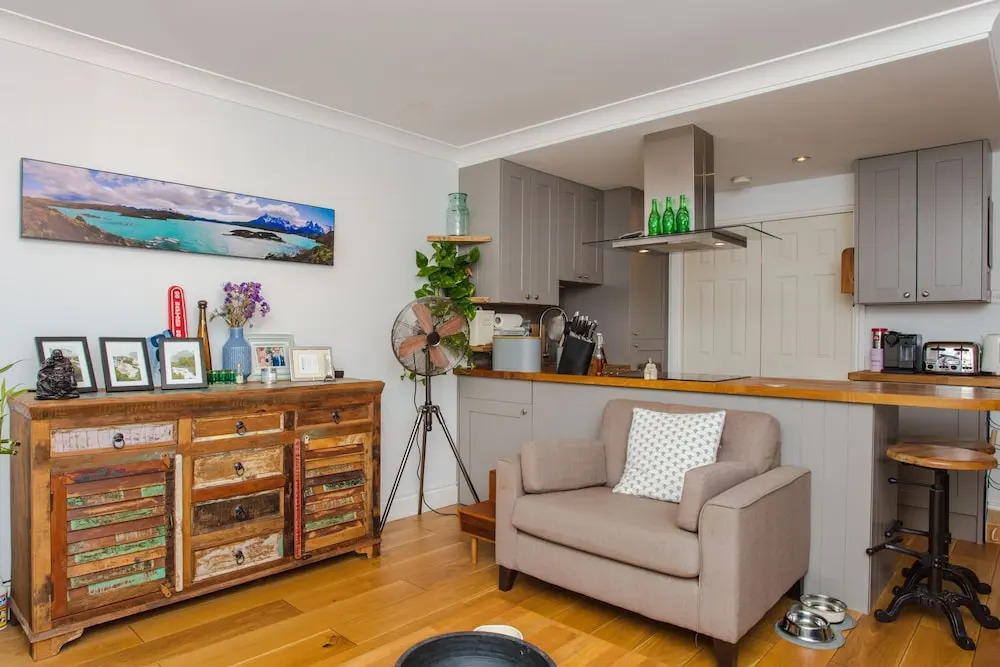 Modern 1 Bedroom Apartment With Balconies And Marina Views