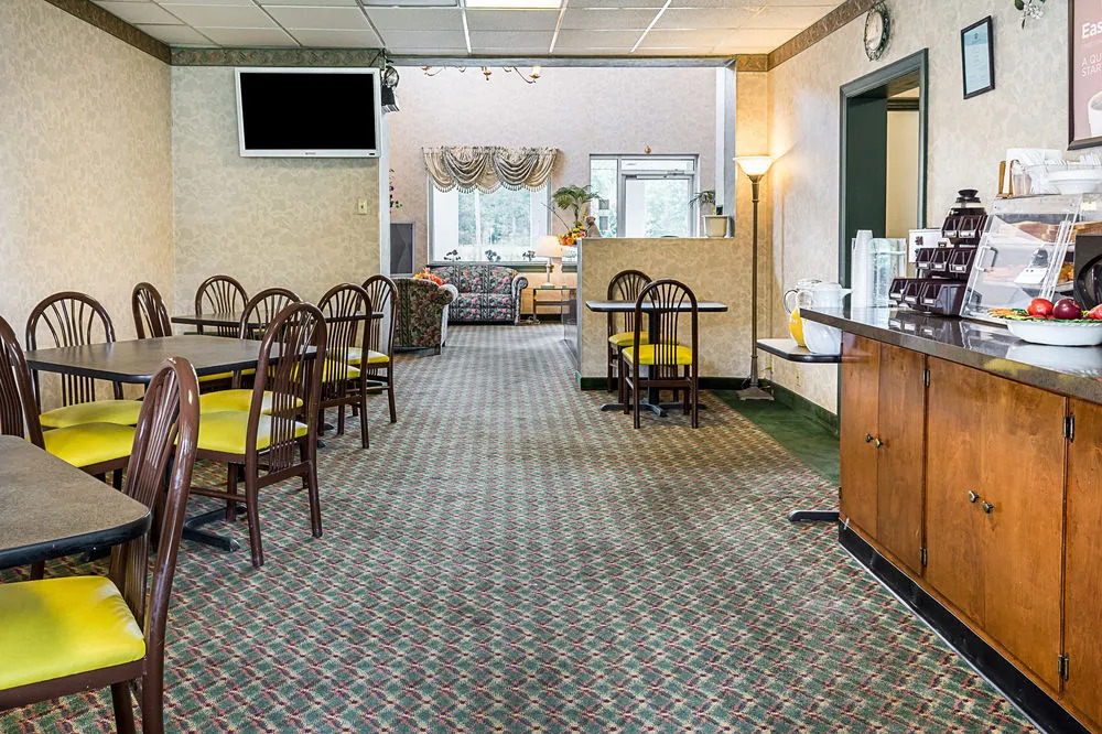 Econo Lodge South