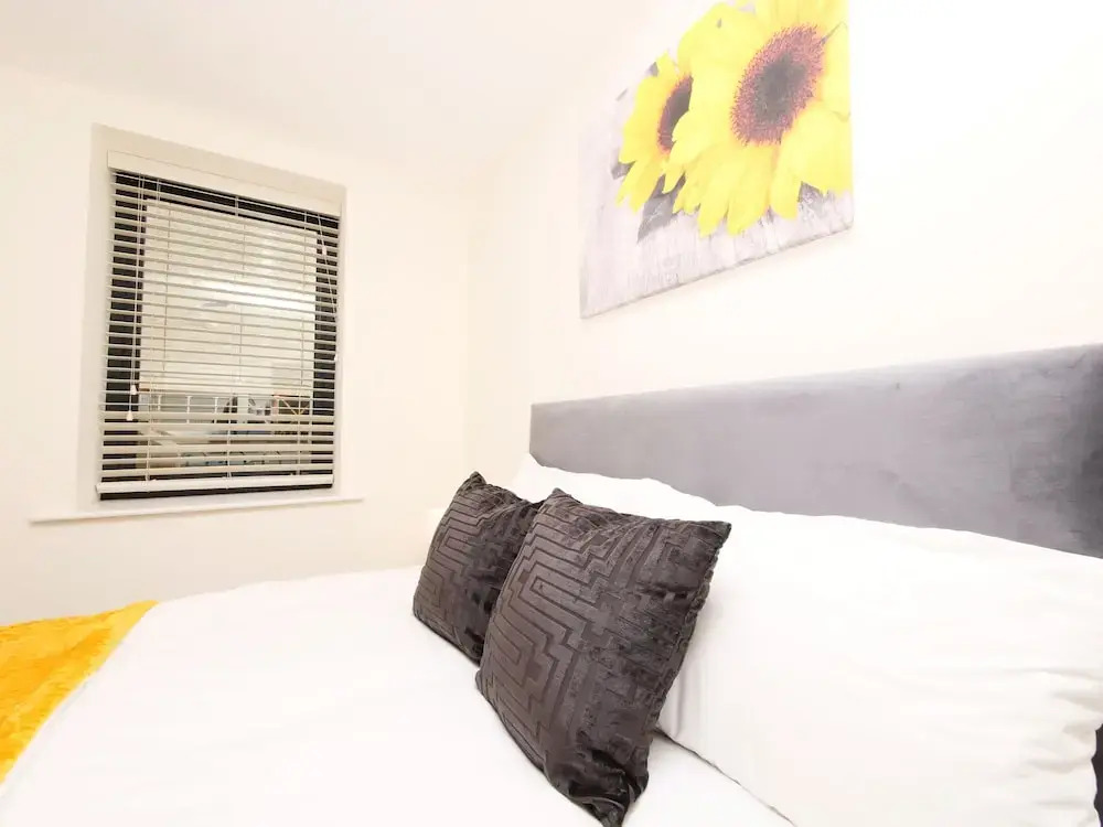 Modern Spacious 2 Bedroom Apartment
