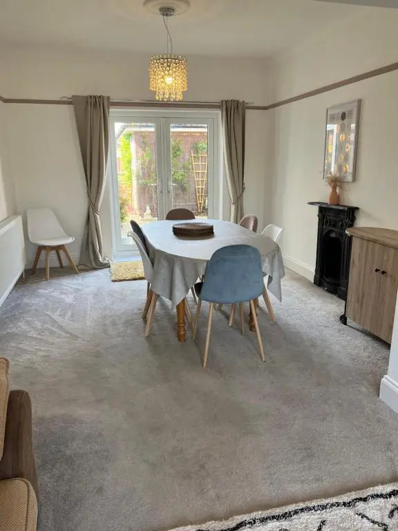 Spacious 4 Bed Rooms, Parking, Garden and Near Parks, Beaches and University