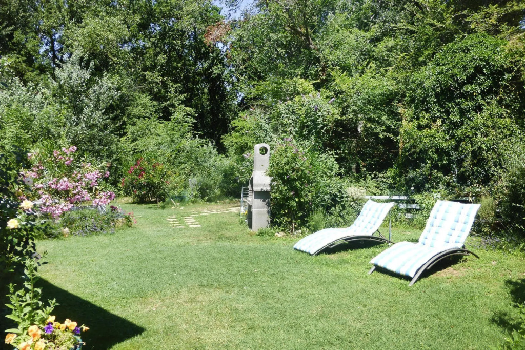 Apartment in Caderousse With Pool