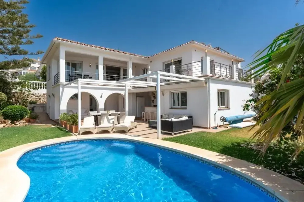 Spacious 3BR Villa with Pool and Sea Views