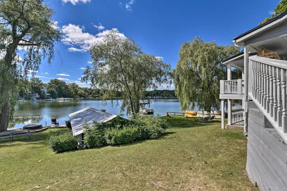 Cozy Lakefront Lapeer House w/ 2 Paddle Boats!