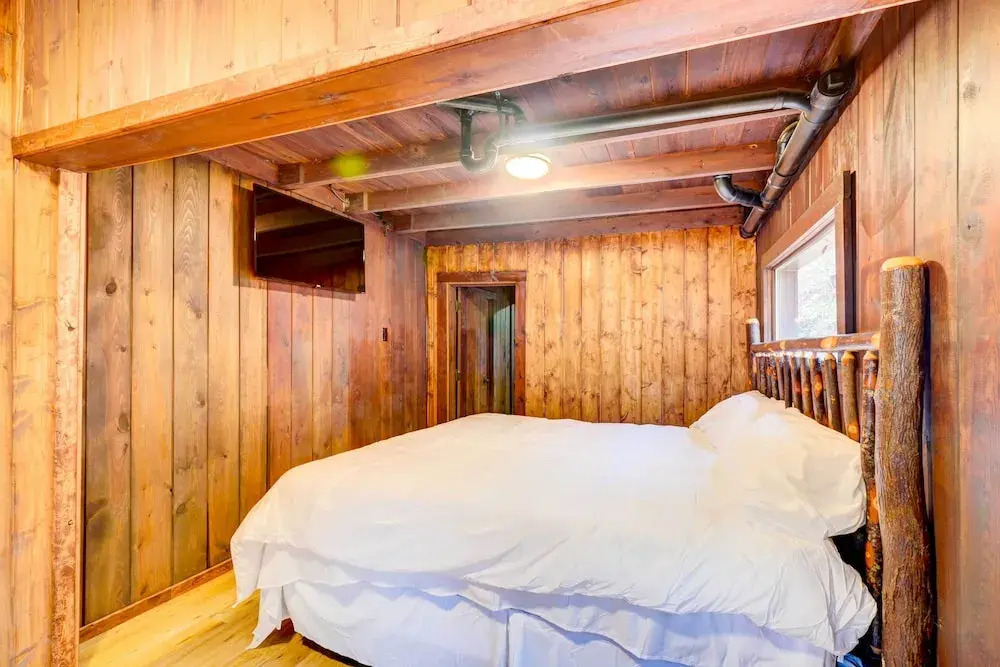 Gatlinburg Cabin: Hot Tub & River Views