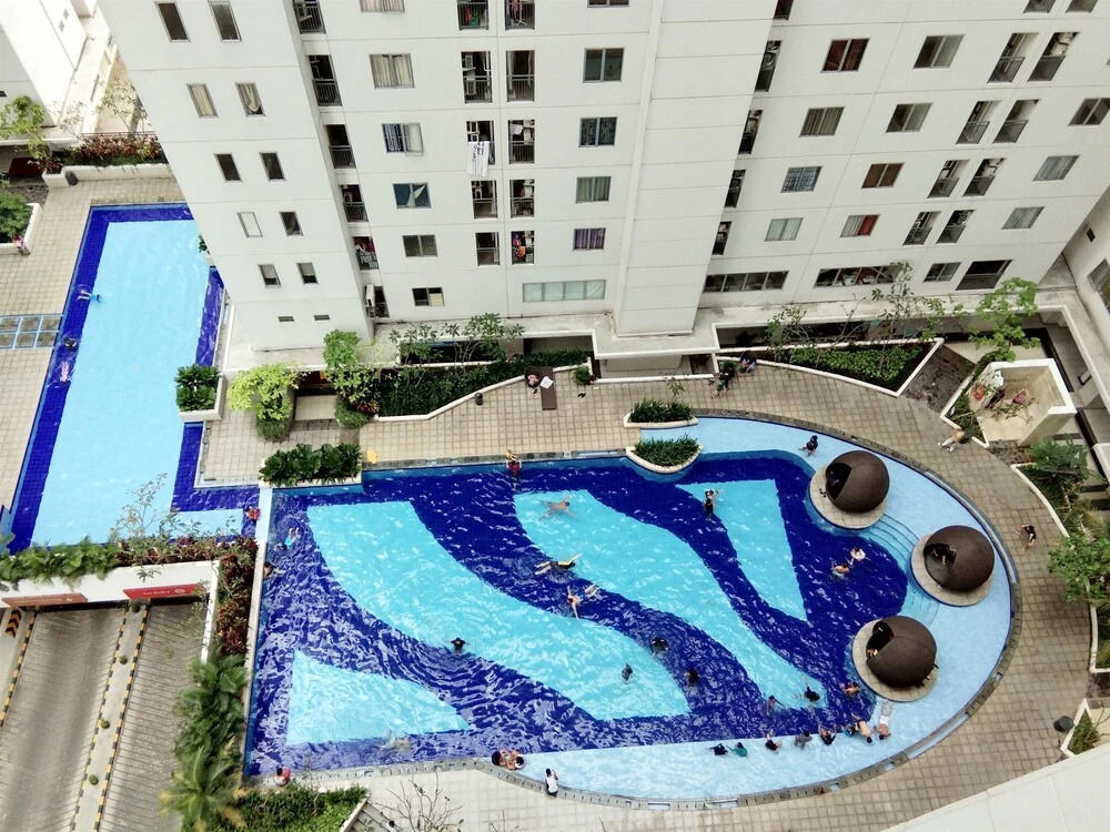 Pool View 2BR Bassura City Apartment By Travelio