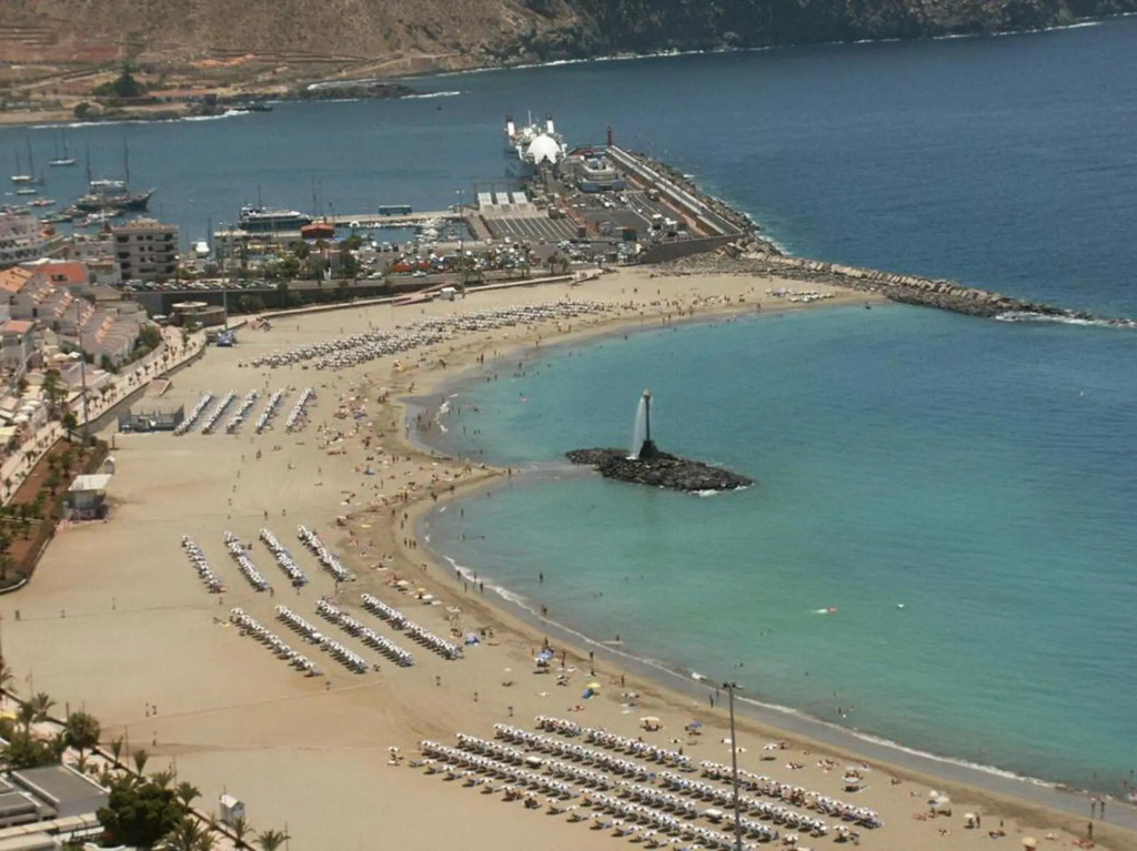 New fabulous 2-bedroom apartment right on the beach of Los Crstianos