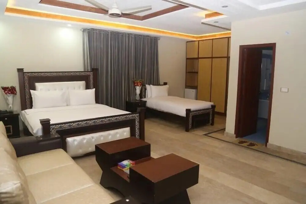 Pool & Park Hotel