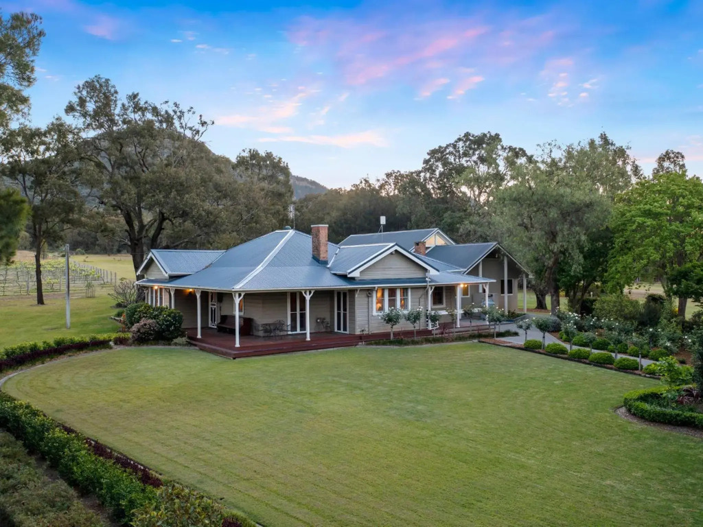 Brokenback Vineyard Luxe Homestead at Oakvale Wines