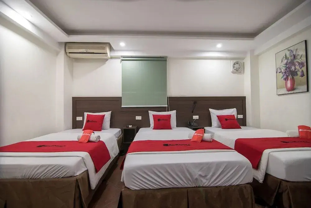 RedDoorz near Le Van Luong Street