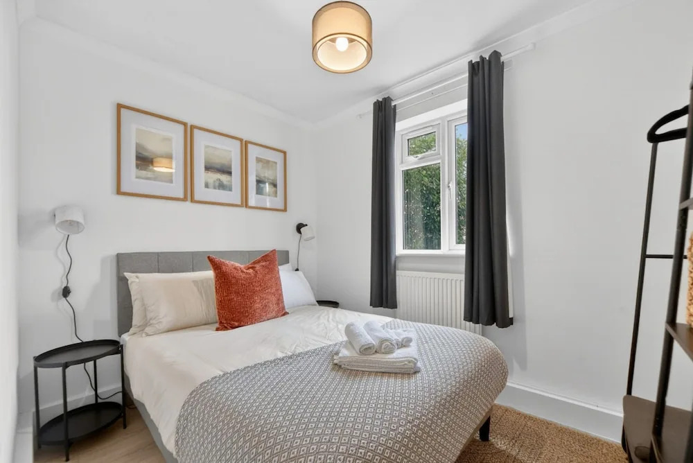 Madeira 2BR Garden Retreat in Bromley With Street Parking