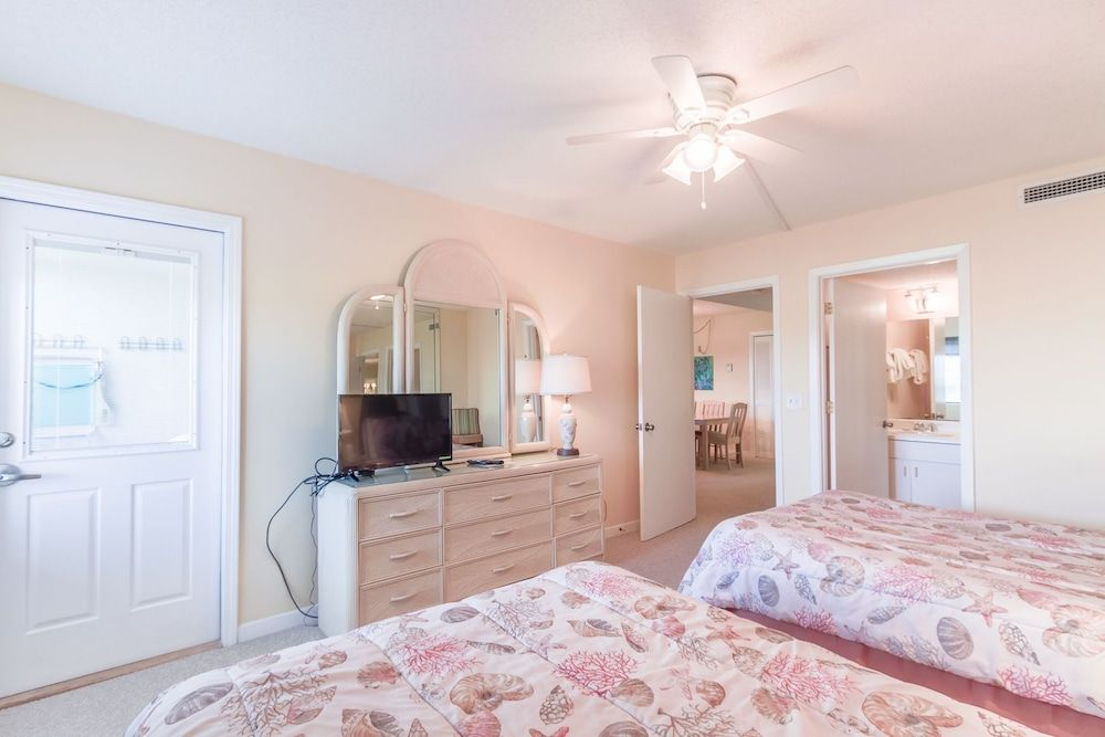 Gulf Shore Condo #118 - 2 Br condo by RedAwning