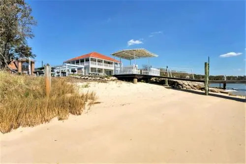 Bay Breeze Sailboat Suite (1 bed/1 bath condo with cabanas, fire pits, and pier)