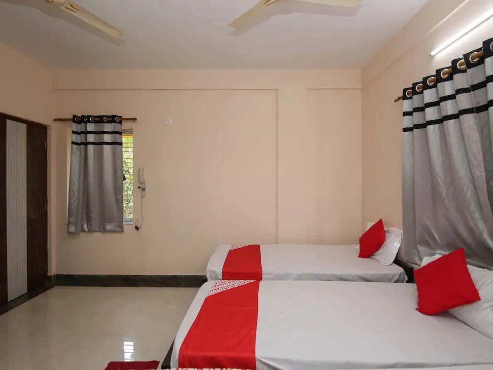 OYO 13554 Hotel Buttercouch