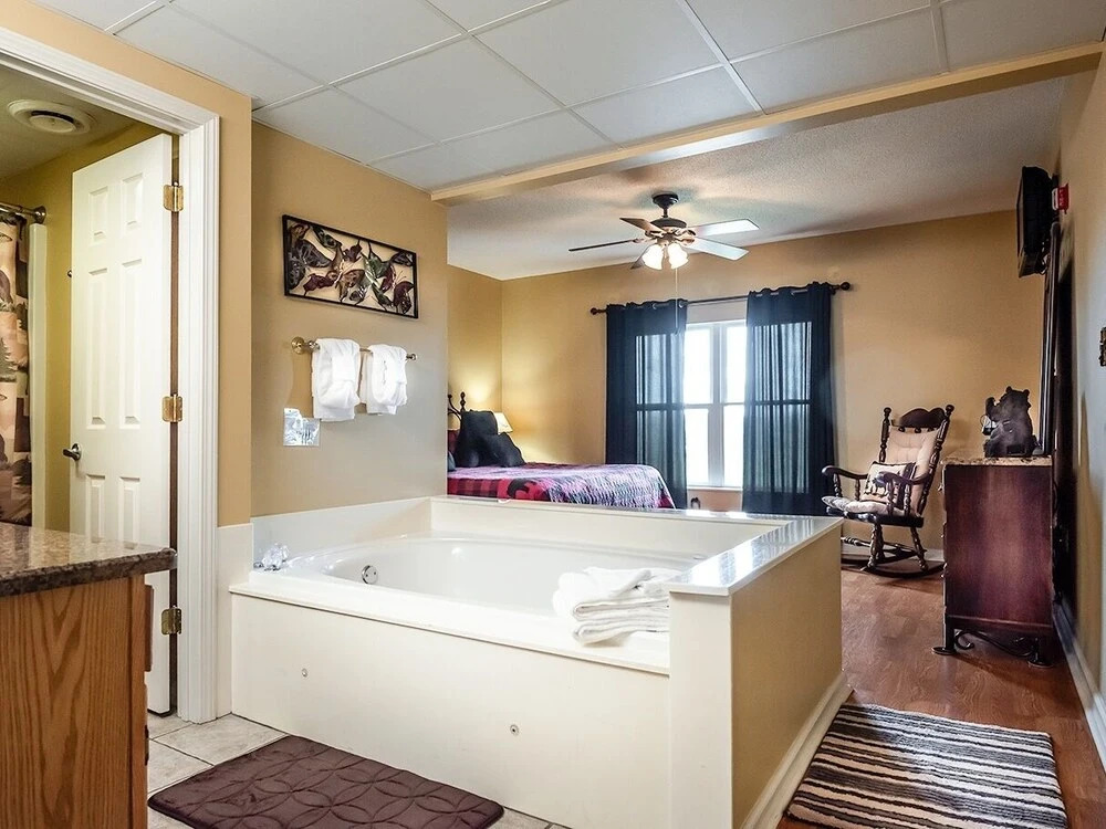 New Listing! Updated W/ Pools & Hot Tub 2 Bedroom Condo