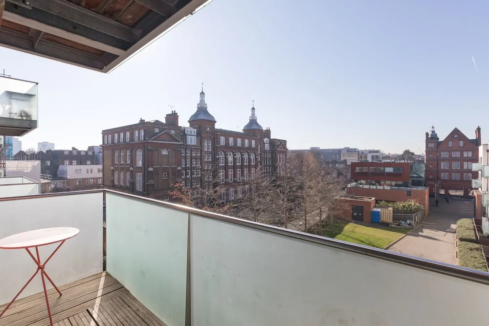 Luxury 2-bed Flat, Parking Near Tube and Emirates