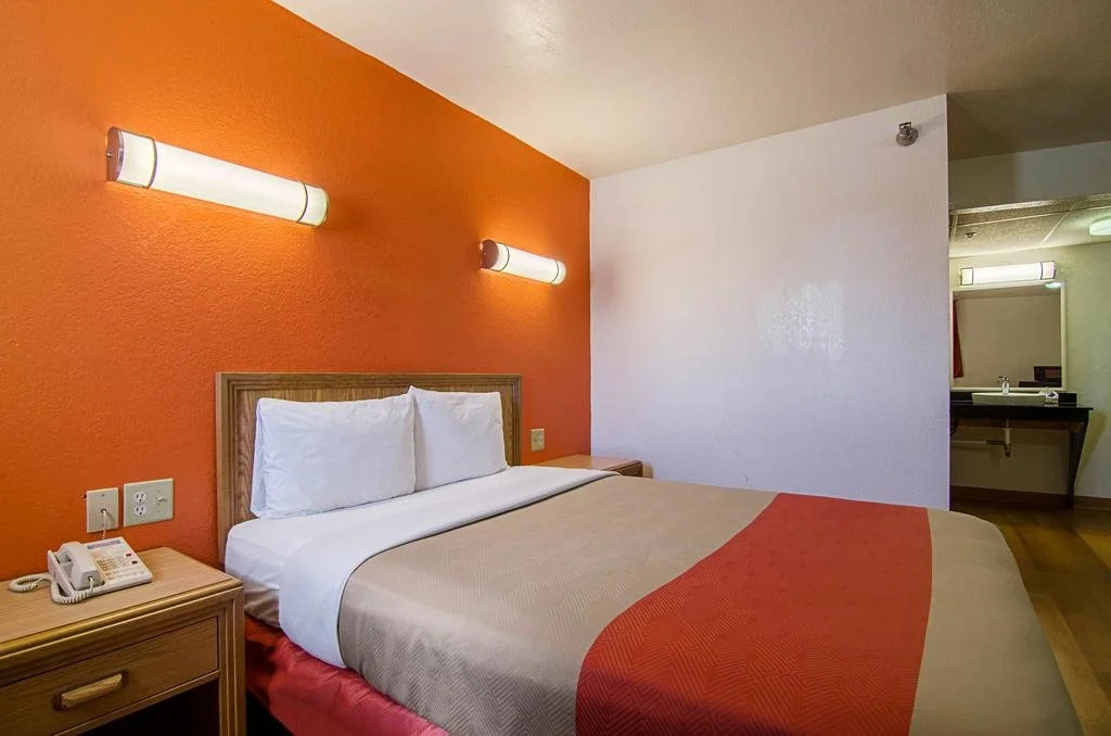 Motel 6 Pratt